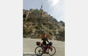 Au pied du Mont St Michel de Dol de Bretagne à Granville en passant par le Mont St Michel et les petites routes sous un ciel nuageux et venteux à la fin