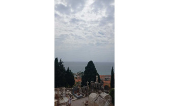 suis au cimetière de Menton .la vue est magnifique et silencieuse.au contraire du centre ville et port .un brouhaha permanent 😀🤗