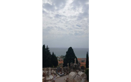 suis au cimetière de Menton .la vue est magnifique et silencieuse.au contraire du centre ville et port .un brouhaha permanent 😀🤗